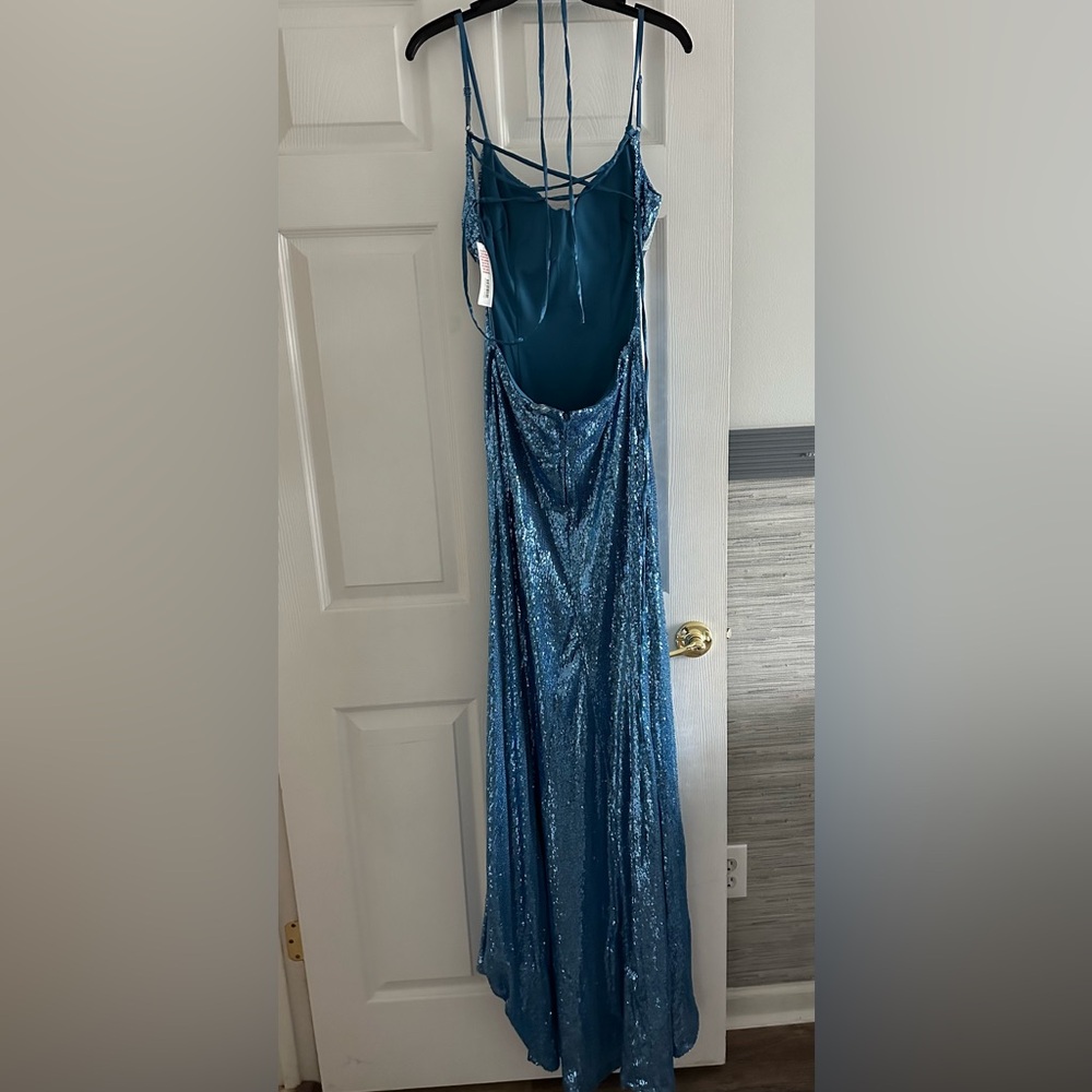 GORGEOUS- Sequin Butterfly Applique V-Neck Lace Up Back Cutout Gown - NWT - Picture 3 of 8